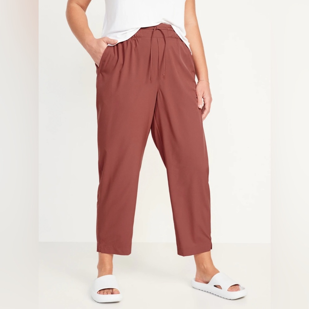 Old Navy High-Waisted StretchTech Cropped Taper Pants
Athleisure and workwear!